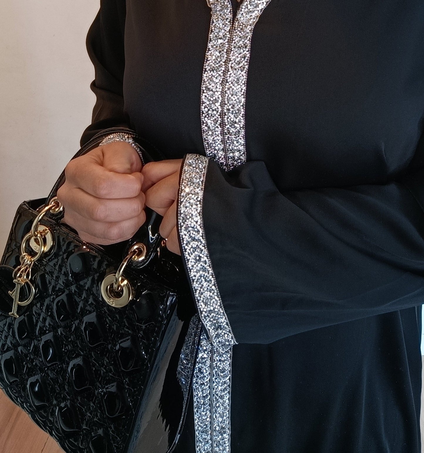 ABAYA MODERNA AVEC STRASS ET CEINTURE - NOIRE - Nouriam